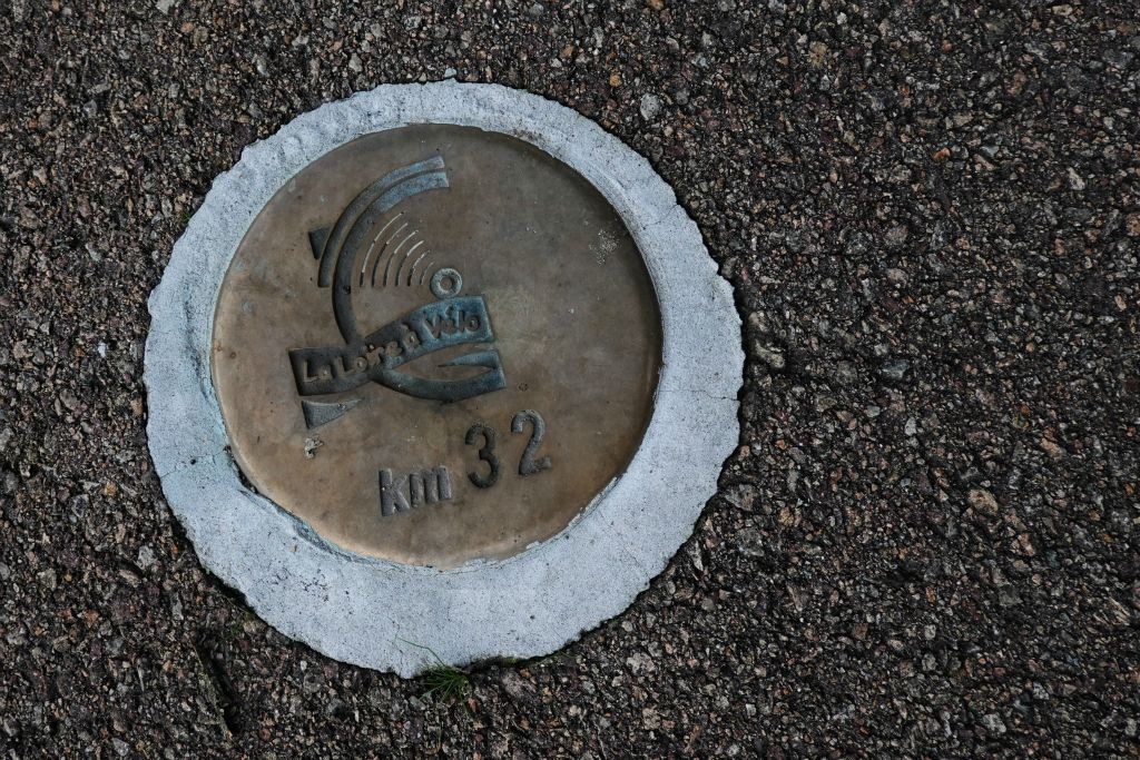 Nous retournons sur le chemin le long de la Loire, avec régulièrement, incrusté dans le sol, un de ces marquages